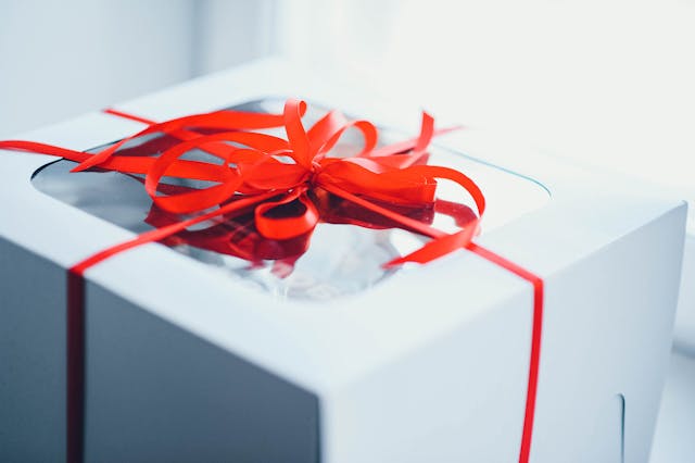 How to choose the perfect holiday gift for language learners: creative or practical gift.